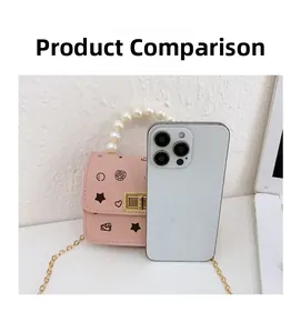 Confronto dimensioni borsa mini rosa per bambini con smartphone e manico di perle