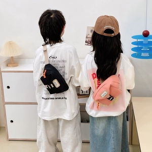 Sacs bandoulière enfants en noir et rose poudré portés par de jeunes modèles