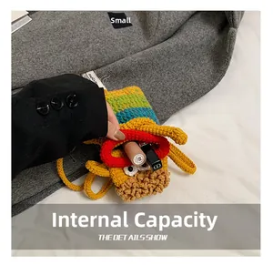 Détail montrant la capacité intérieure du sac au crochet avec rouge à lèvres et correcteur