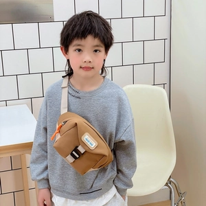 Sac de poitrine pour enfants en toile beige avec fermetures éclair orange et sangle