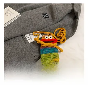 Détail de la texture en crochet coloré et lèvres de dessin animé 3D sur le sac