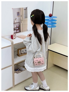 Borsa a tracolla rosa da bambina con manico di perle, catena dorata e motivi a cuore