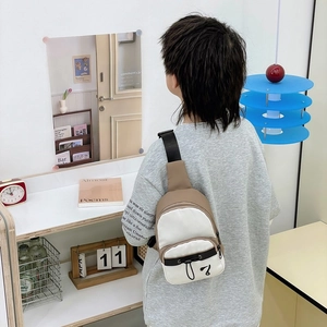 Sac de poitrine tendance pour enfants avec sangle réglable et poche avant à cordon de serrage