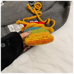 Détail macro du mini sac au crochet fait main avec dégradé arc-en-ciel et lèvres de monstre