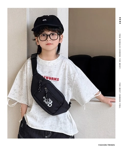 Détails d'un sac de poitrine noir en nylon pour enfants avec double fermeture éclair