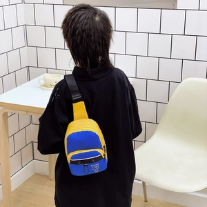Sac de poitrine enfant à la mode en bleu et jaune contrastés avec bandoulière réglable