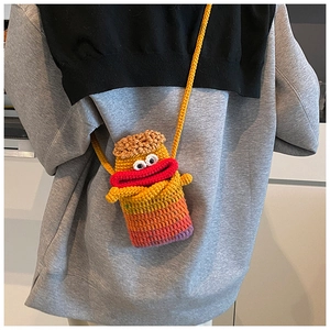 Détails du sac bandoulière orange au crochet avec lèvres rouges et sangle jaune