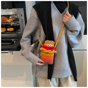 Détail d'un sac à bandoulière en crochet fait main avec des motifs dégradés amusants