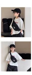 Détail d'un sac de poitrine noir en toile pour enfants avec logo sport et sangle réglable