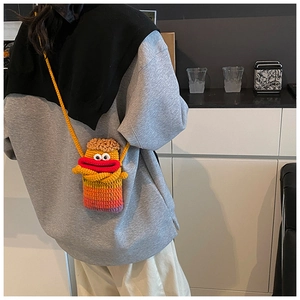 Vue détaillée arrière d'un sac bandoulière au crochet fait main avec lèvres rigolotes