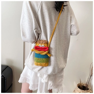 Détail de la texture en crochet faite main et du design de lèvres rouges amusantes