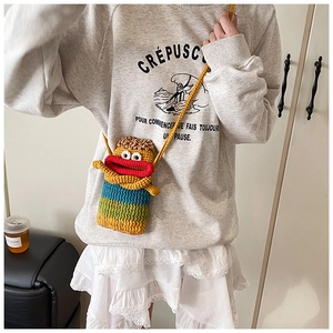 Détail du sac bandoulière au crochet fait main avec lèvres rigolotes et rayures colorées