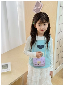 Dettaglio mini borsa lilla per bambina con manico di perle e chiusura dorata