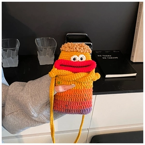 Vue détaillée du sac en crochet fait main aux couleurs dégradées avec motif rigolo