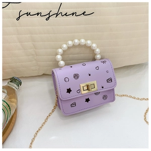 Dettaglio mini borsa viola con stampe cartoni, manico di perle e tracolla a catena oro