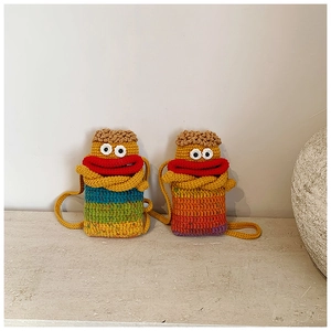 Détails de sacs au crochet faits main avec visages originaux et grosses lèvres rouges