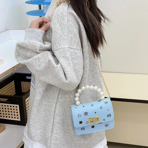 Mini borsa a tracolla azzurra per bambina con manico di perle e stampe cartoon