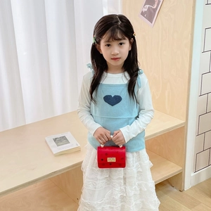Completo bambina con gilet in maglia azzurro, gonna di pizzo e mini borsa rossa