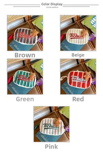 Détail de sacs en toile rayée en cinq couleurs avec charm ours et logo brodé