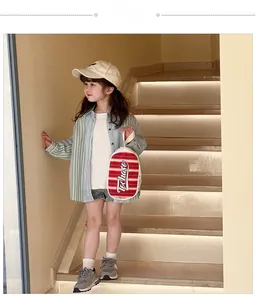 Mode enfant avec chemise à rayures vertes et sac fourre-tout à rayures rouges