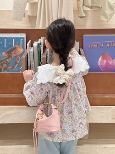 Pink saddle-shaped leather bag for girls with knotted handle and long shoulder strap