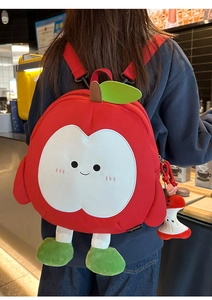 Rückansicht eines Models mit süßem rotem Apfel-Rucksack aus Canvas und Blatt-Detail