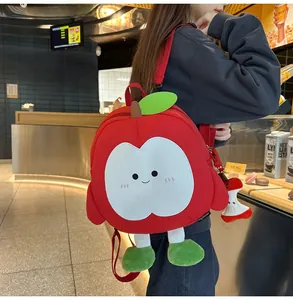 Details des roten Apfel-Plüschrucksacks mit Stickgesicht und grünem Blattakzent
