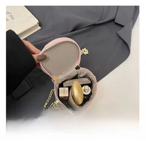 Vue intérieure du mini sac seau rose montrant l'espace pour le maquillage et objets