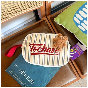 Vue détaillée du sac à main rayé en toile pour enfants avec charm ours mignon