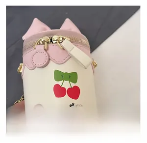 Détail du sac seau pour filles avec imprimé cerise, oreilles de lapin et chaîne