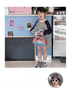 Détail du sac bandoulière rayé pour enfant avec motif animalier et anse bleue