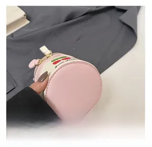 Détails du mini sac seau rose avec imprimé cerise, chaîne dorée et coutures fines