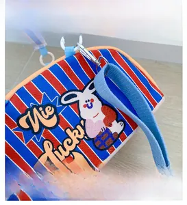 Gros plan détaillé du sac à bandoulière rayé bleu et rouge avec crochet et sangle