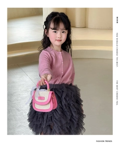 Détail du sac en paille pour filles avec bordure en cuir rose et noeud en dentelle