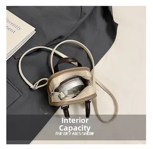 Capacité interne du mini sac en cuir PU bicolore montrant l'espace pour cosmétiques