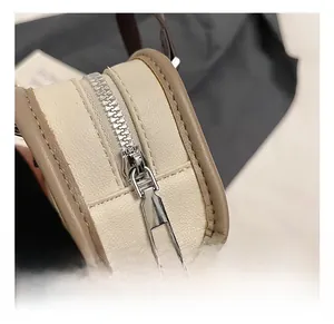 Gros plan sur la fermeture éclair en métal argenté et les détails du sac pour filles