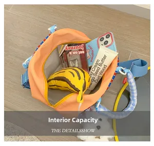 Vue intérieure du sac bandoulière orange pour enfants montrant sa grande capacité