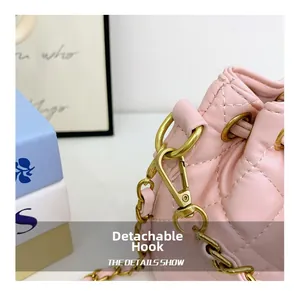 Détails du sac seau rose matelassé avec crochet en métal doré amovible de haute qualité