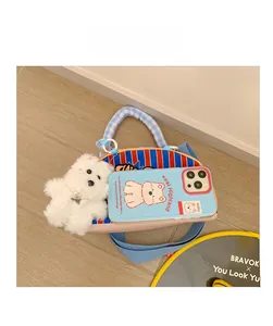 Comparaison de taille du sac en toile rayé avec téléphone et breloque chien en peluche