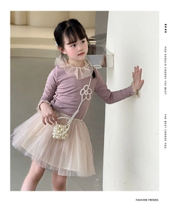 Dettaglio top con volant lilla e gonna tutù in tulle con paillettes champagne da bambina