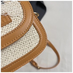 Détail d'un sac en paille avec bordure en cuir, dentelle raffinée et coutures précises