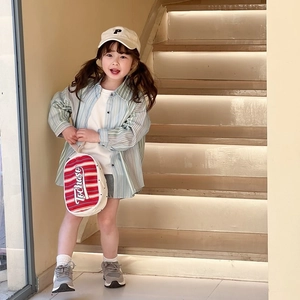 Ensemble chemise rayée bleue pour enfants avec casquette blanche et sac à main rond
