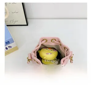 Vue intérieure du sac seau rose matelassé montrant la doublure et le rangement
