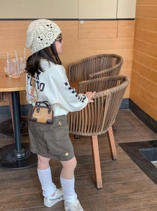 Mini sac à main contrasté marron pour fille avec jupe cargo olive et t-shirt blanc