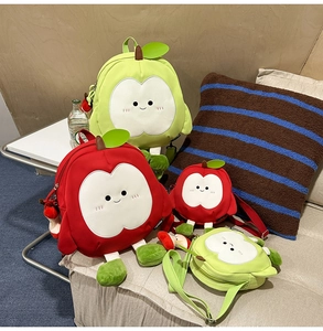 Süßer Apfel-Rucksack aus Segeltuch in Rot und Grün mit 3D-Beinen und Cartoon-Lächeln