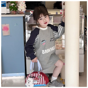 Détail d'un sac à main rayé rouge et blanc pour enfant avec breloque chiot mignonne