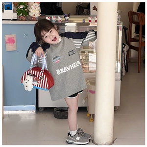 Détail du sac Boston pour enfants à rayures rouges et blanches avec pendentif peluche