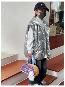 Détail du sac à main rayé pour enfants avec motif lapin et pendentif chien en peluche
