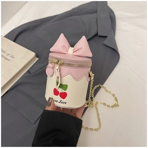 Vue détaillée du mini sac sceau pour filles avec nœud rose et imprimé cerise