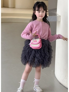 Détail du cardigan en maille rose pour fille avec texture ajourée et jupe en tulle